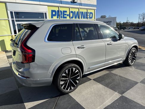 Used 2025 Volvo XC90 B6 Plus image 10