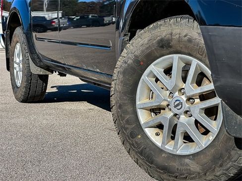 Used 2019 Nissan Frontier SV image 2