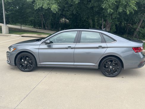 Used 2025 Volkswagen Jetta SE w/ Sunroof Package FWD image 7