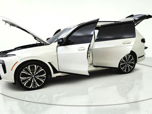 Used 2023 BMW X7 xDrive40i w/ M Sport Package AWD/4WD image 11