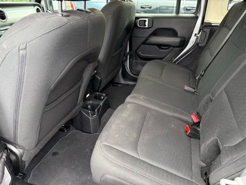 Used 2019 Jeep Wrangler Unlimited Sahara image 9