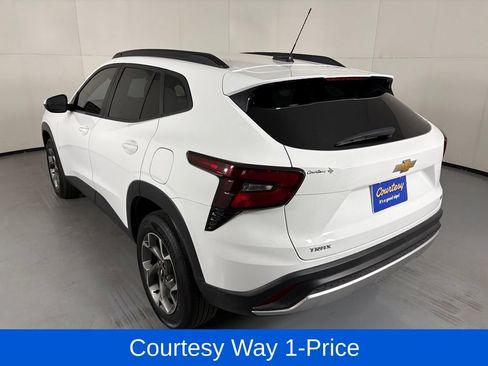 Used 2025 Chevrolet Trax LT FWD image 8