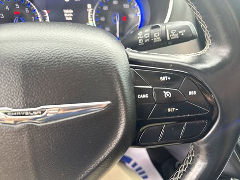 Used 2018 Chrysler Pacifica Touring-L Plus FWD image 26