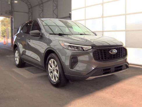 Used 2023 Ford Escape Active w/ Tech Pack #1 AWD/4WD image 2