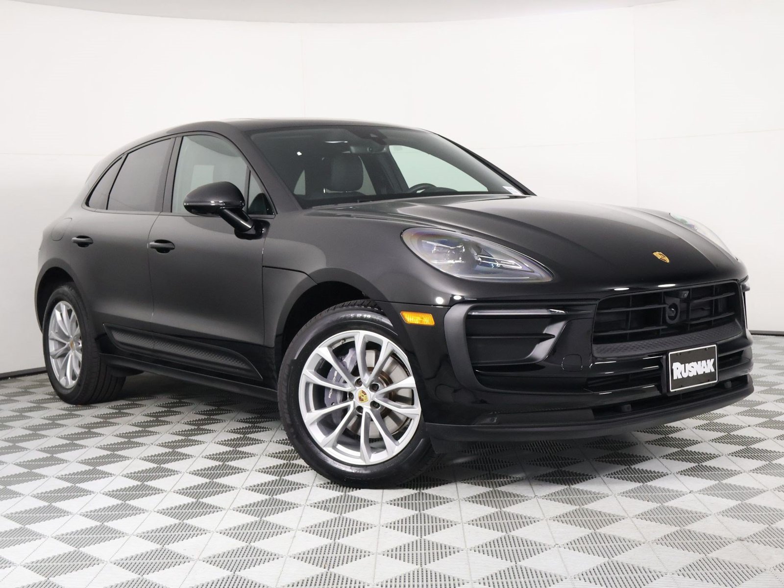 Certified 2026 Porsche Macan AWD/4WD image 9