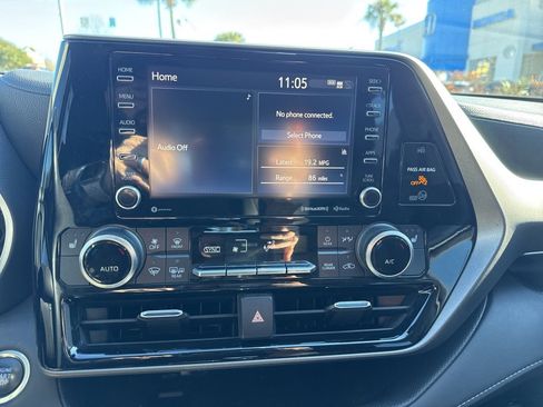 Used 2020 Toyota Highlander XLE image 30