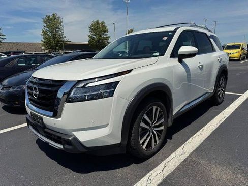 Certified 2024 Nissan Pathfinder Platinum AWD/4WD image 3