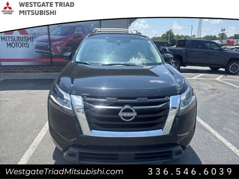 Used 2022 Nissan Pathfinder SV image 2