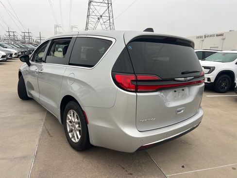 Used 2024 Chrysler Pacifica Touring-L image 3