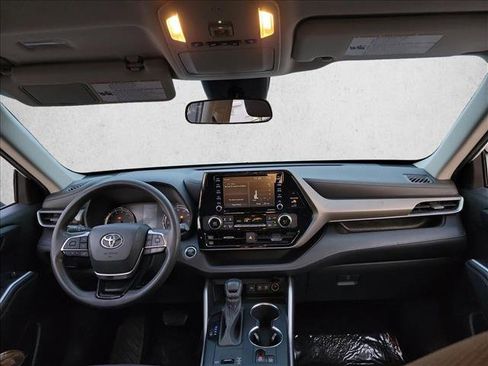 Used 2021 Toyota Highlander L image 18