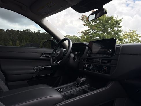 Used 2025 Nissan Pathfinder S AWD/4WD image 6