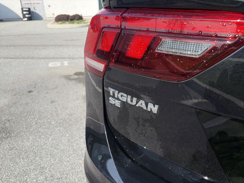 Used 2021 Volkswagen Tiguan SE image 8