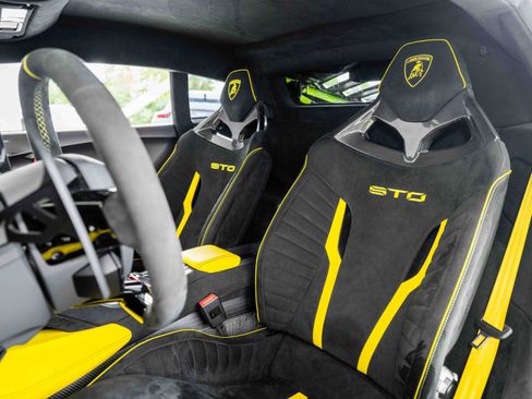 Used 2022 Lamborghini Huracan STO image 15