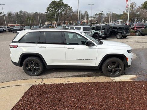 Used 2023 Jeep Grand Cherokee Altitude image 7