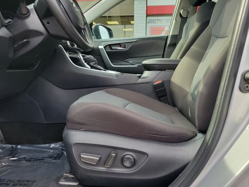 Used 2025 Toyota RAV4 XLE AWD/4WD image 16