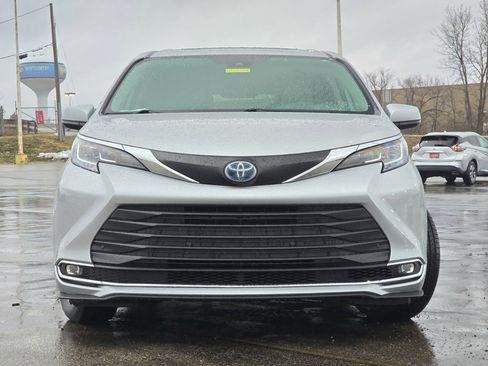 Used 2022 Toyota Sienna XLE image 22