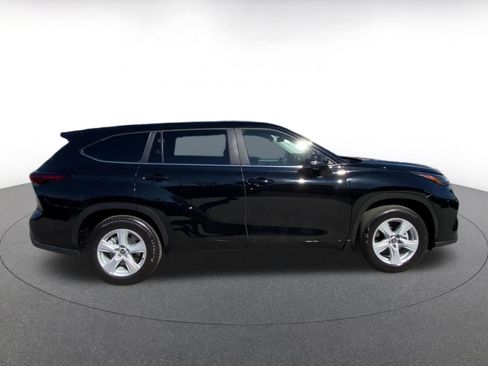 Used 2025 Toyota Highlander LE image 9