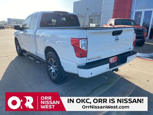 Used 2021 Nissan Titan SV w/ SV Convenience Package image 3
