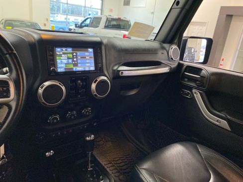 Used 2017 Jeep Wrangler Unlimited Rubicon image 12