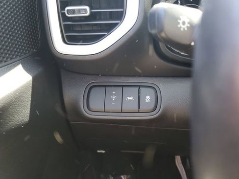 Certified 2022 Hyundai Venue SEL FWD image 20
