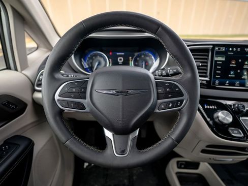 Used 2024 Chrysler Pacifica Touring-L FWD image 15