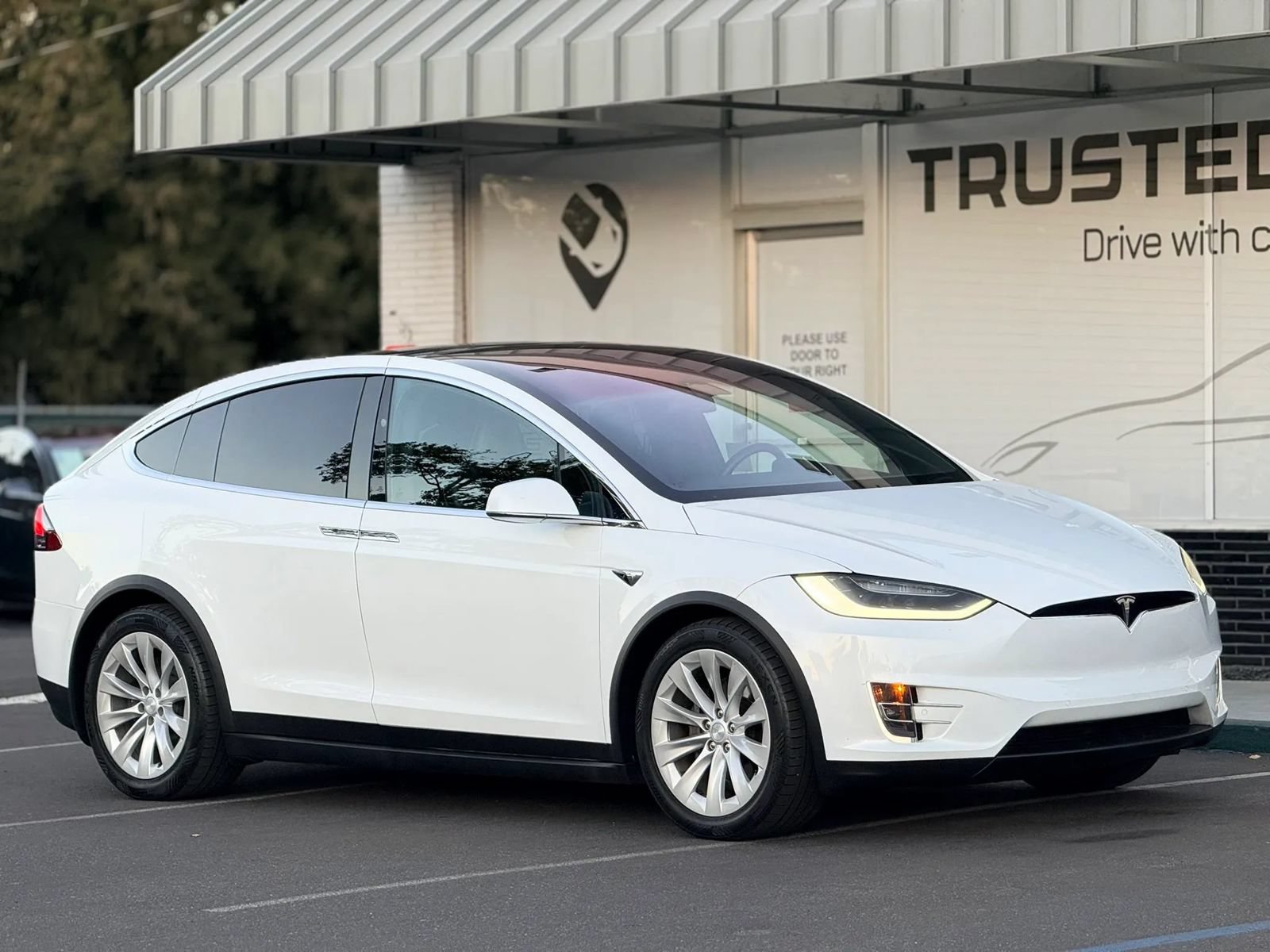 Used 2018 Tesla Model X 75D AWD/4WD image 4