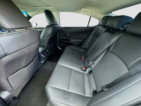 Used 2025 Lexus ES 300h w/ Premium Package image 16