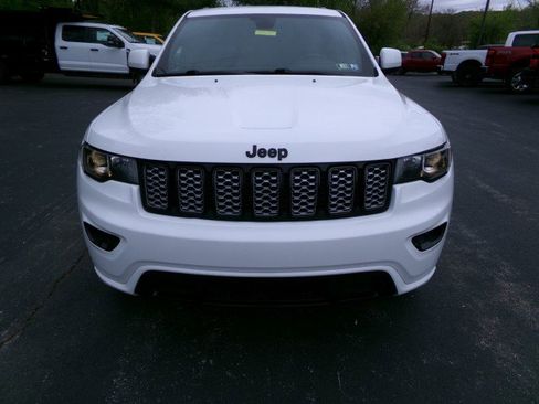 Used 2017 Jeep Grand Cherokee Altitude AWD/4WD image 3