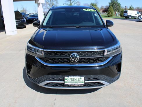 Used 2023 Volkswagen Taos SE FWD image 3