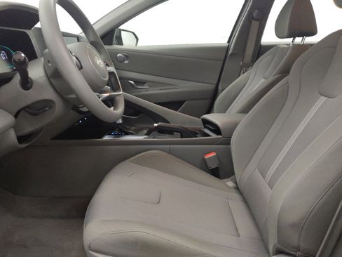 Used 2025 Hyundai Elantra SE FWD image 17