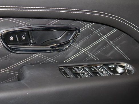 Used 2023 Bentley Bentayga Extended Wheelbase image 39