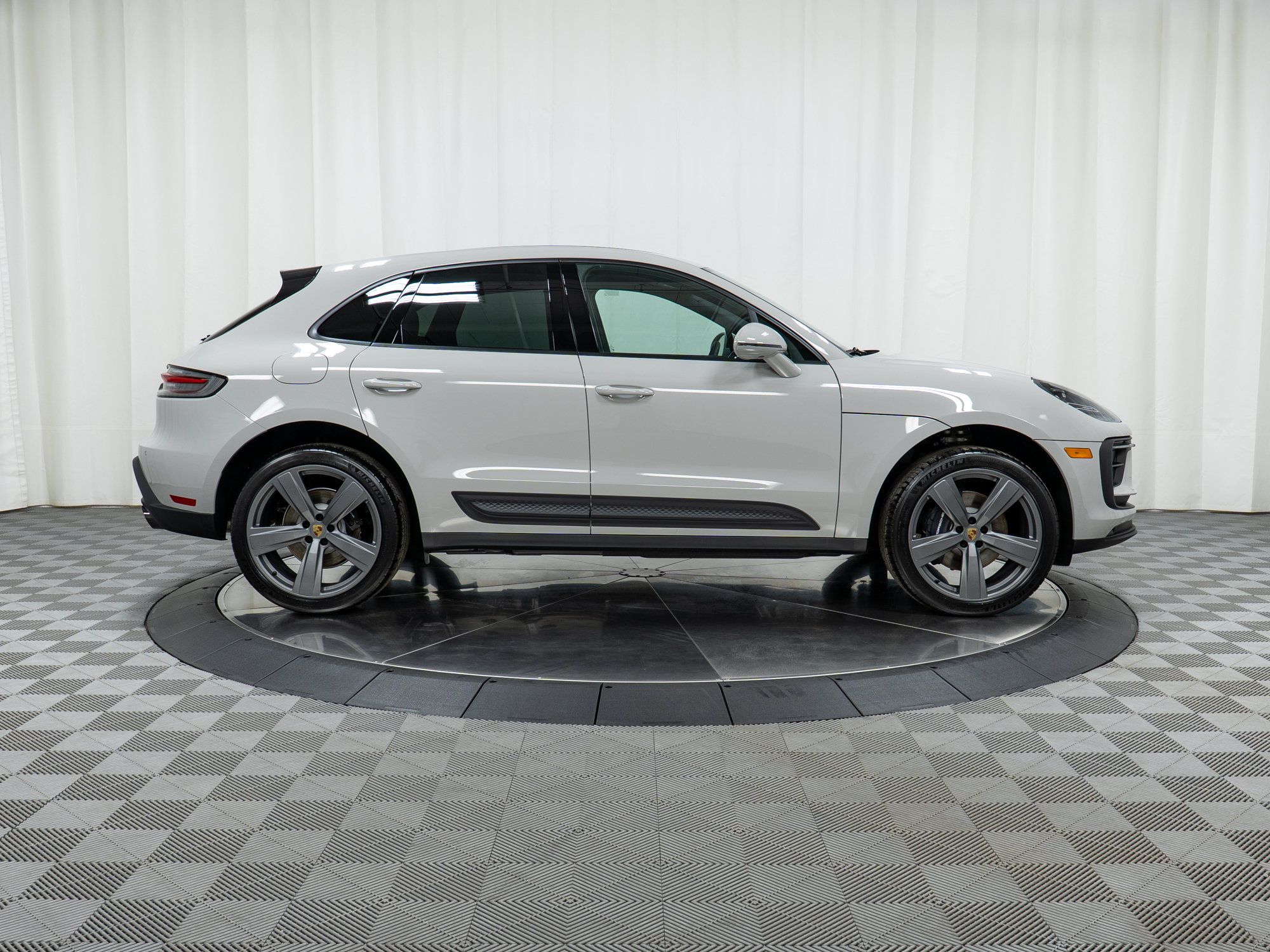 Certified 2025 Porsche Macan AWD/4WD image 8