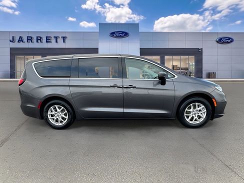 Used 2023 Chrysler Pacifica Touring-L FWD image 8