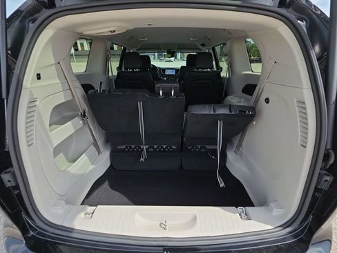 Used 2024 Chrysler Pacifica Touring-L AWD/4WD image 31