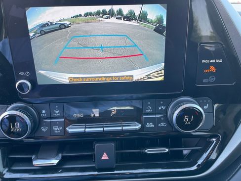 Used 2023 Toyota Highlander XLE AWD/4WD image 10