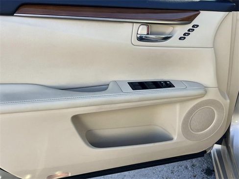 Used 2015 Lexus ES 300h image 26