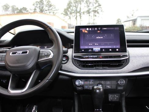 Used 2022 Jeep Compass Latitude FWD image 9