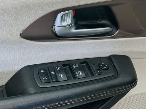Used 2019 Chrysler Pacifica LX w/ Tire & Wheel Group FWD image 15