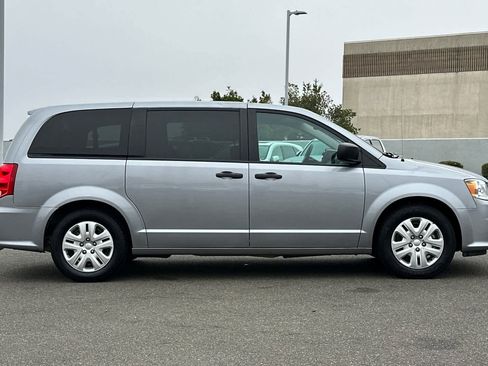 Used 2019 Dodge Grand Caravan SE w/ UConnect Hands-Free Group image 6