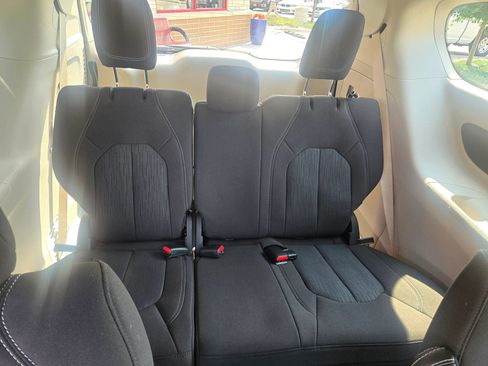 Used 2022 Chrysler Voyager LX FWD image 8