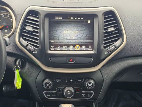 Used 2015 Jeep Cherokee Latitude w/ Cold Weather Group image 28