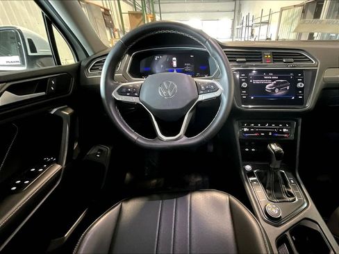 Used 2024 Volkswagen Tiguan SE AWD/4WD image 17