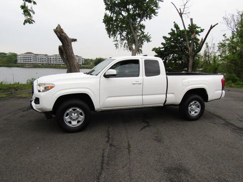 Used 2021 Toyota Tacoma SR RWD image 3