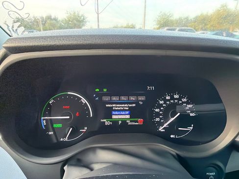Used 2025 Toyota Sienna XLE FWD image 8