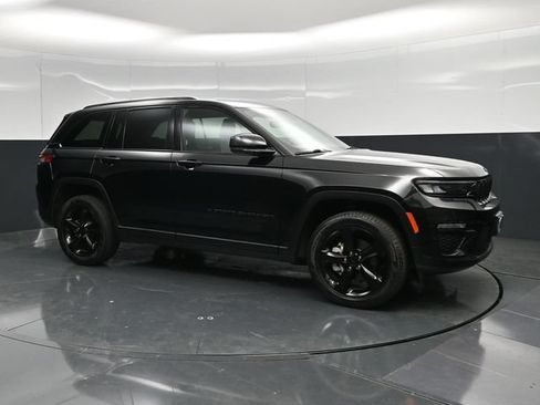 Used 2023 Jeep Grand Cherokee Limited w/ Black Appearance Package AWD/4WD image 3