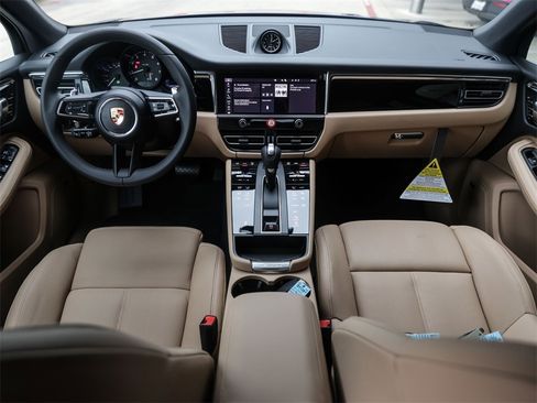 Used 2025 Porsche Macan image 33