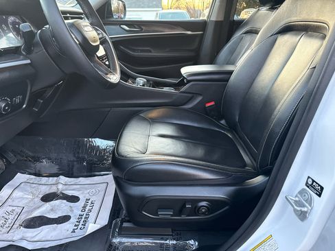 Used 2023 Jeep Grand Cherokee Limited w/ Black Appearance Package image 11