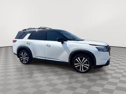 Certified 2025 Nissan Pathfinder Platinum w/ Black Appearance Package AWD/4WD image 13