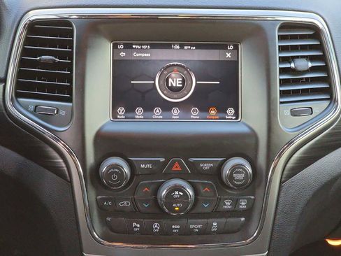 Used 2020 Jeep Grand Cherokee Laredo image 20