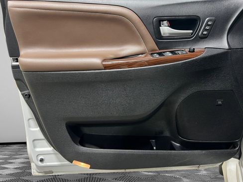 Used 2018 Toyota Sienna XLE image 24